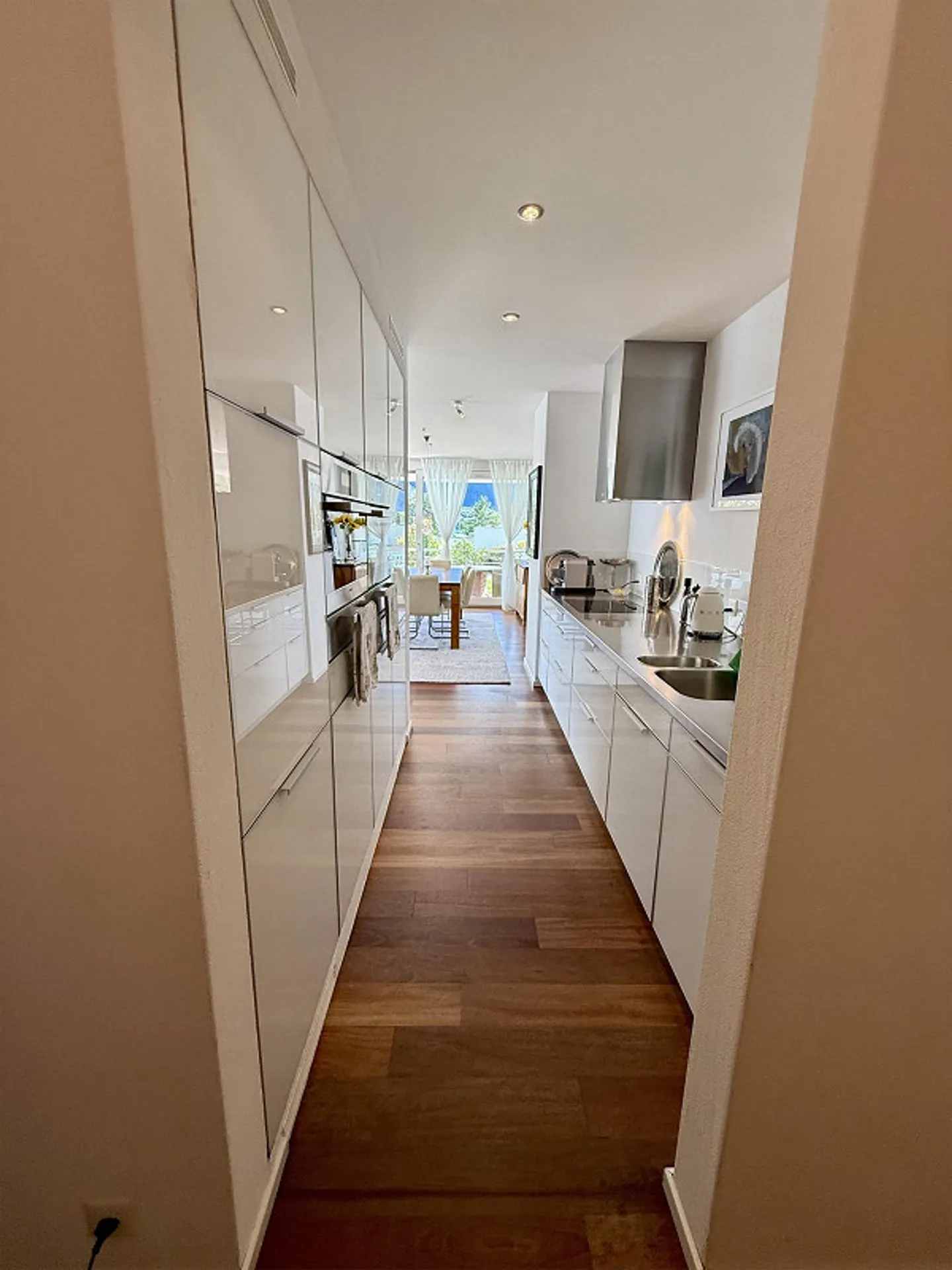 Moderne 4.5-Zimmer-Designwohnung mit direktem Seezugang und Traumblick - Foto 6 von 10