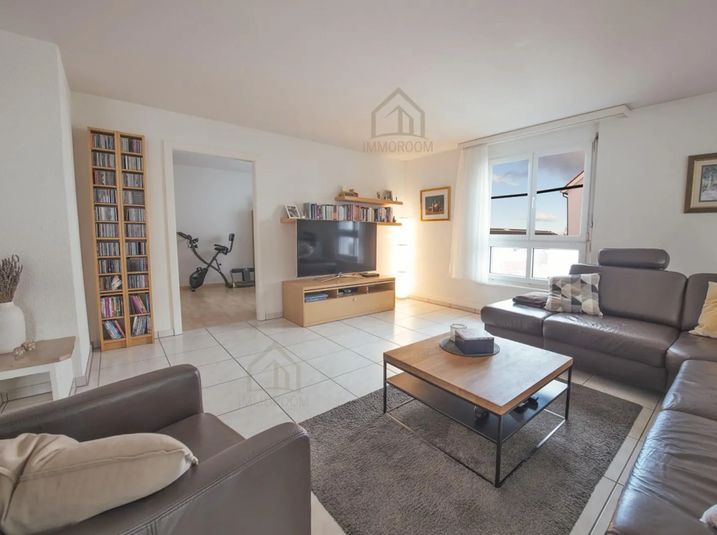 Comfortable living with plenty of space and good connections - Photo 2 of 18