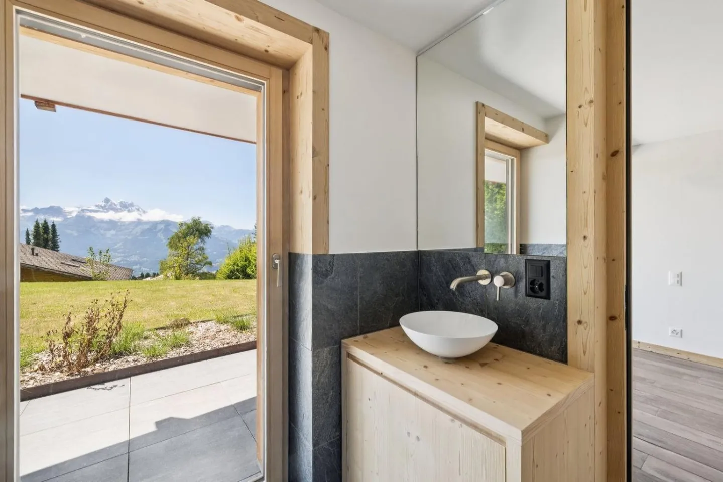 Raro duplex con giardino, ski-in & ski-out, vista sublime! - Foto 9 di 13