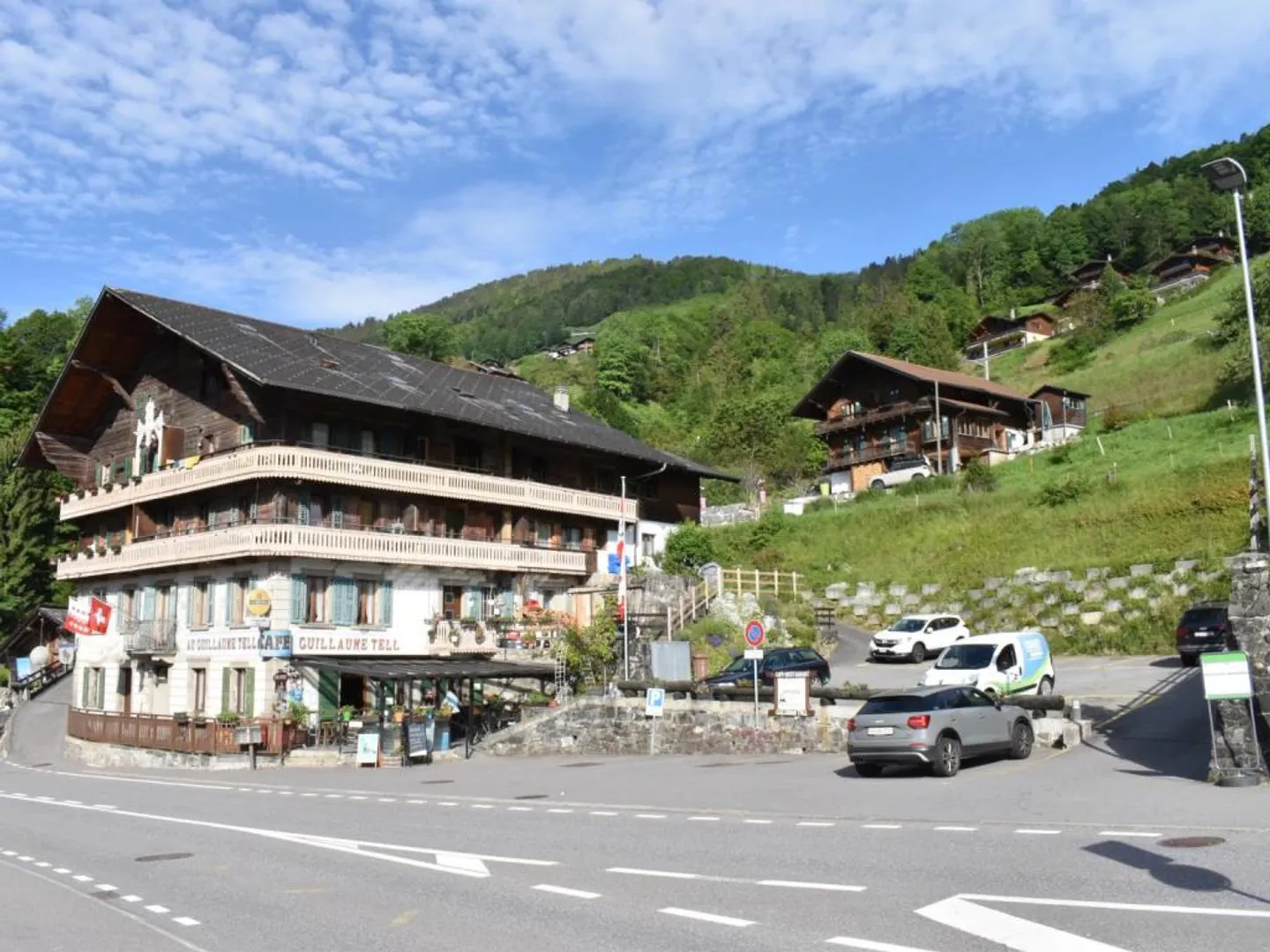 TROISTORRENTS - Bâtiment à usage mixte - Photo 1 sur 10