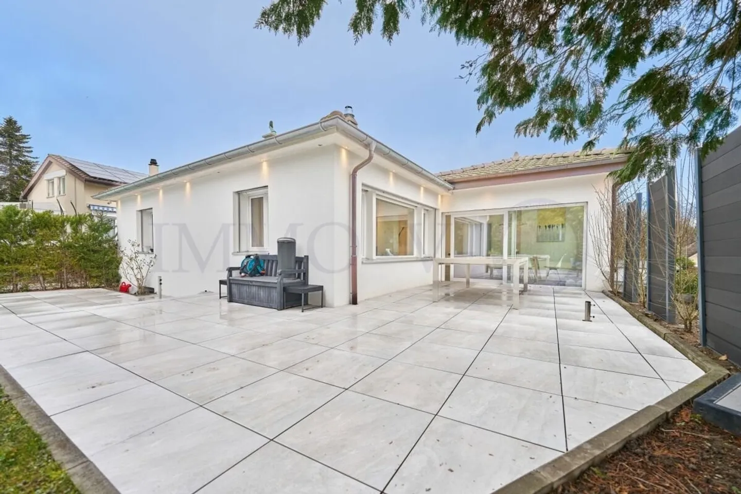 SPACIEUSE DE HAUT STANDING AVEC GRAND JARDIN ET PISCINE - Photo 2 sur 13