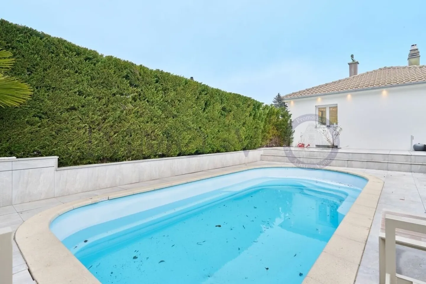 SPACIEUSE DE HAUT STANDING AVEC GRAND JARDIN ET PISCINE - Photo 3 sur 13