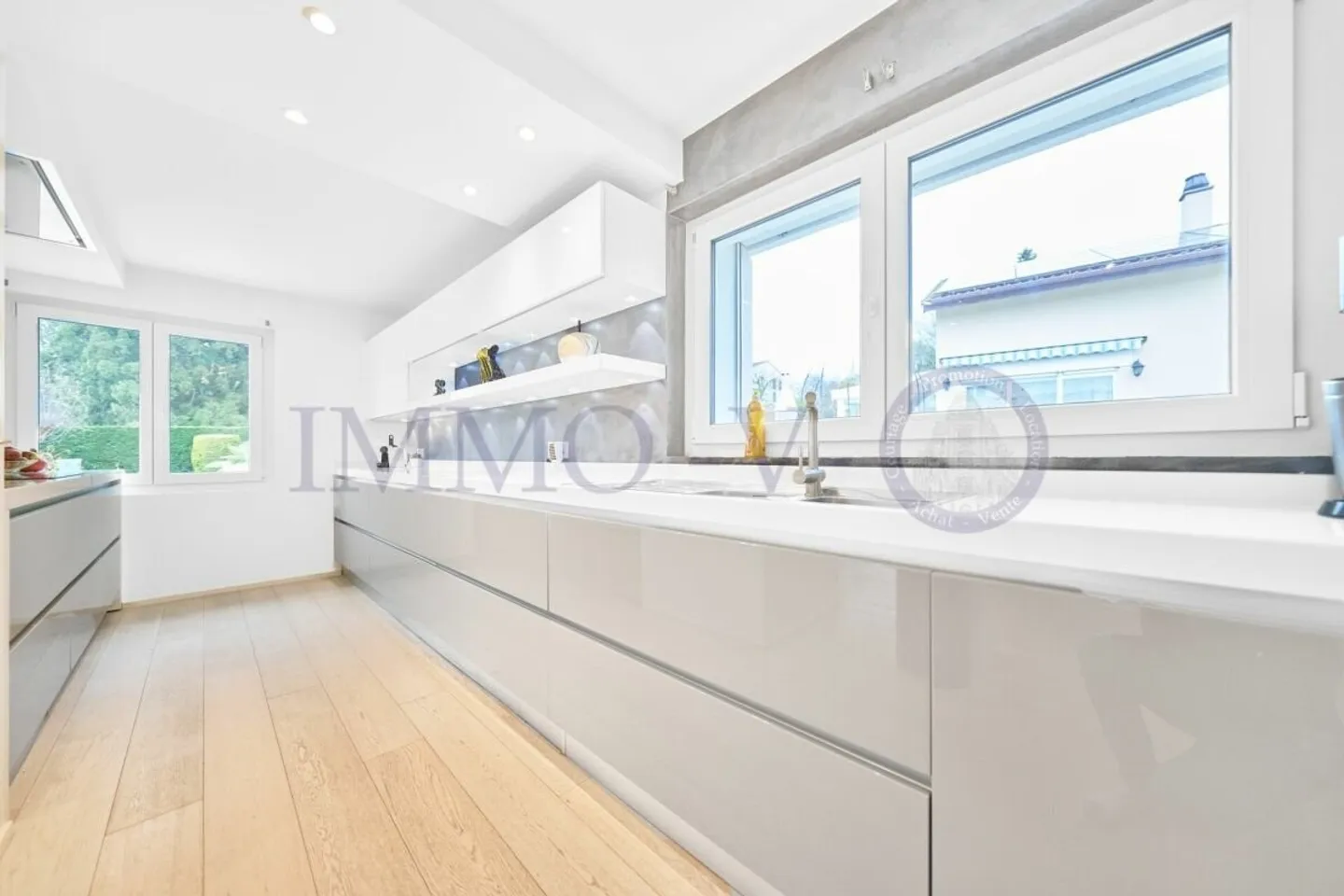 SPACIEUSE DE HAUT STANDING AVEC GRAND JARDIN ET PISCINE - Photo 8 sur 13