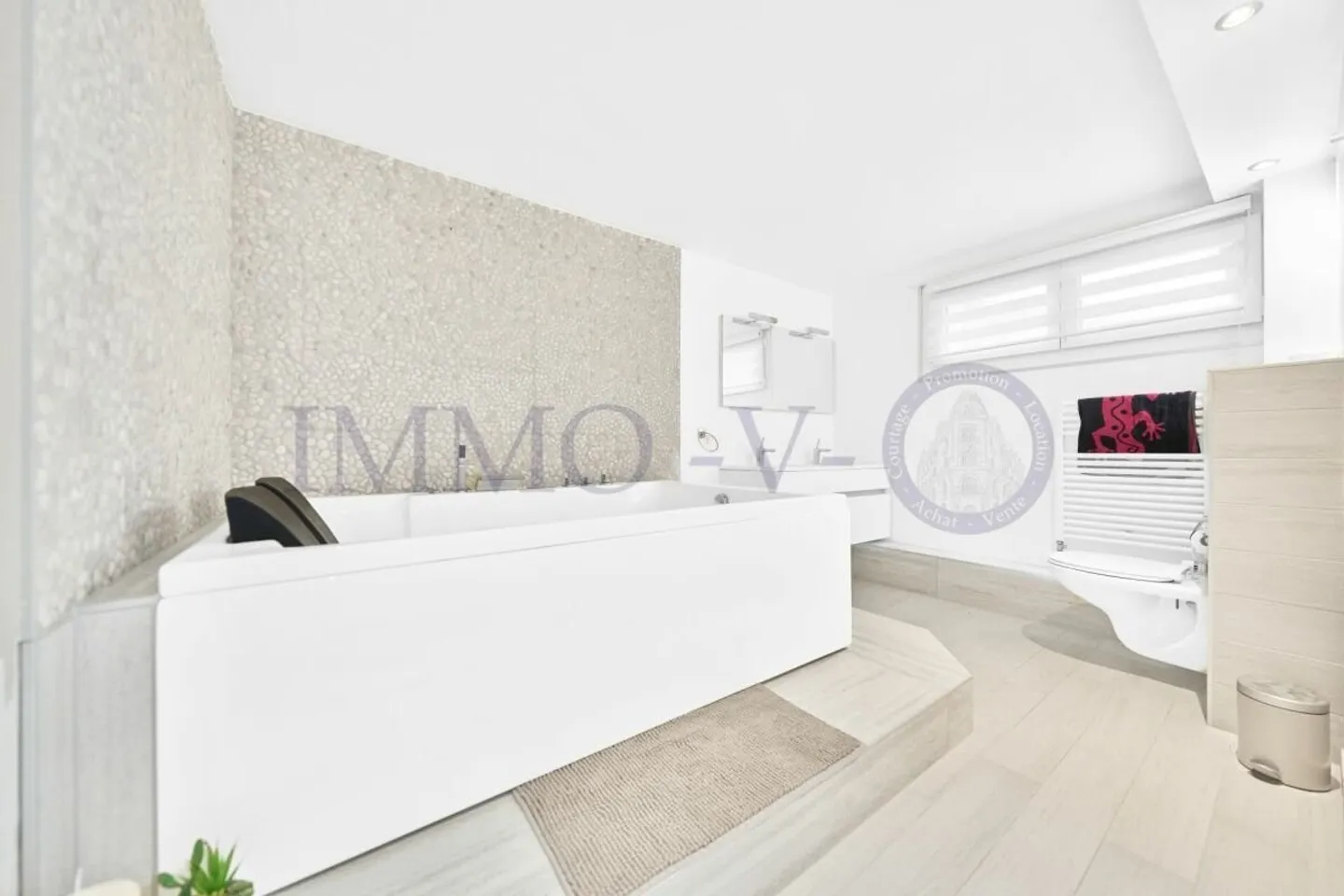 SPACIEUSE DE HAUT STANDING AVEC GRAND JARDIN ET PISCINE - Photo 10 sur 13