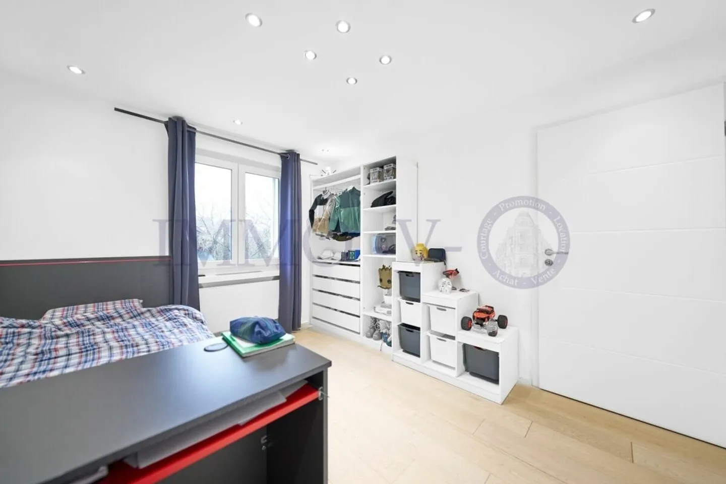 SPACIEUSE DE HAUT STANDING AVEC GRAND JARDIN ET PISCINE - Photo 11 sur 13