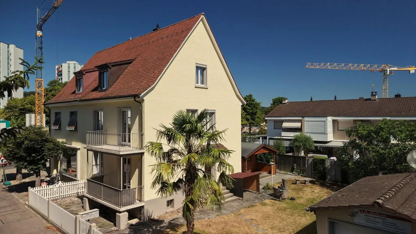 Charmante maison individuelle avec jardin, chalet et beaucoup d'espace à Reinach BL - Photo 1 sur 13
