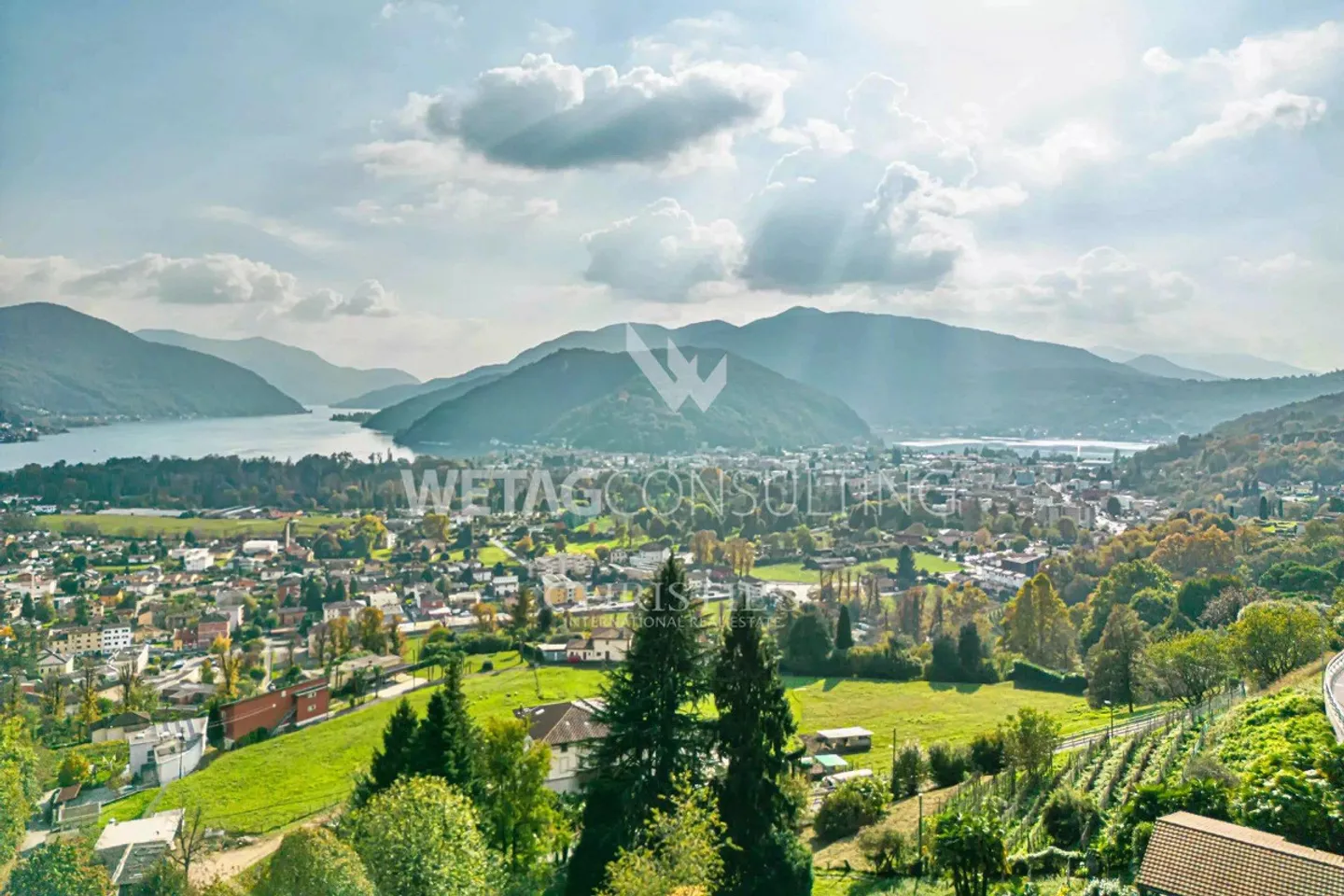 Villa elegante a Lugano-Neggio con vista libera sul lago di Lugano... - Foto 2 di 11