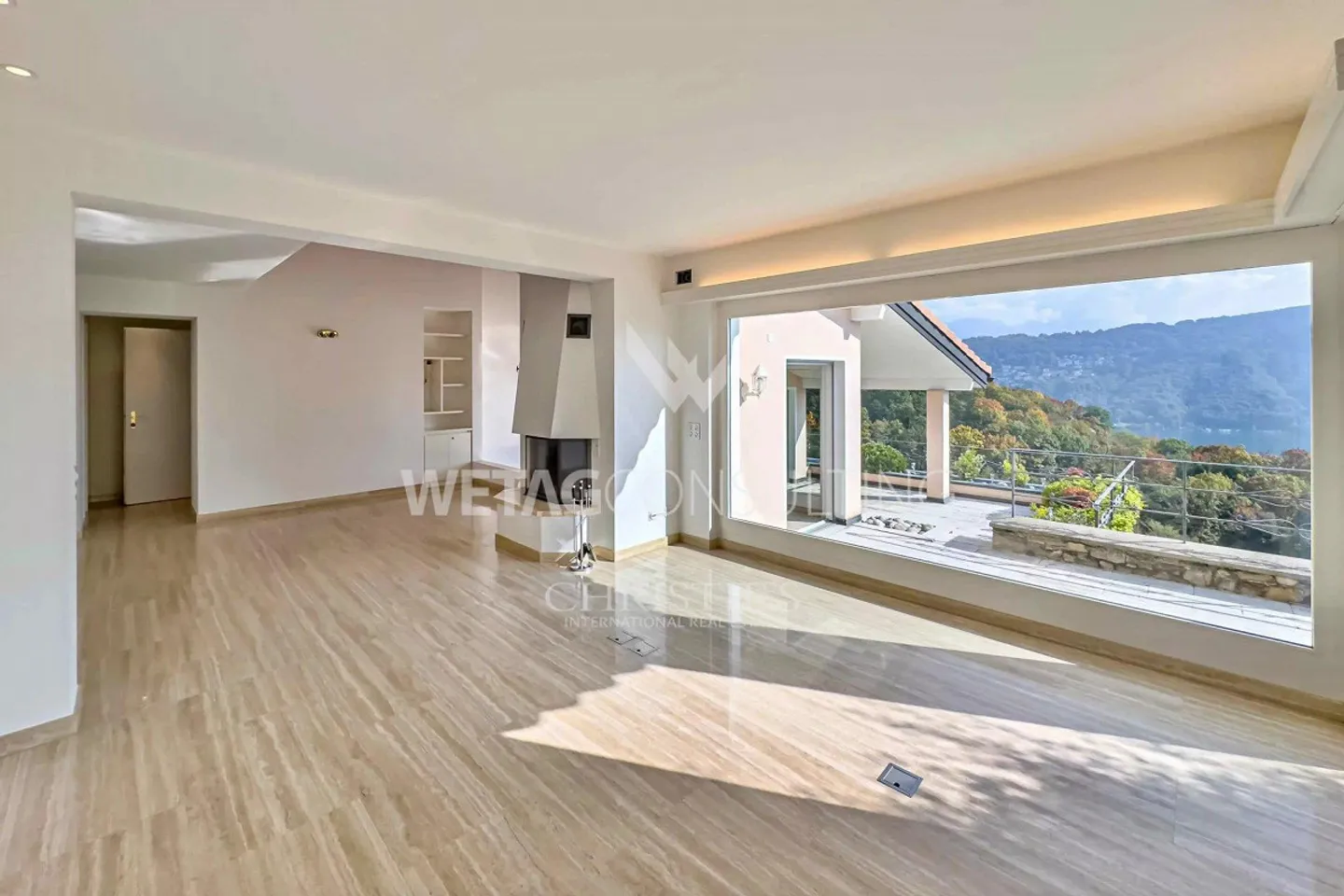 Villa elegante a Lugano-Neggio con vista libera sul lago di Lugano... - Foto 3 di 11