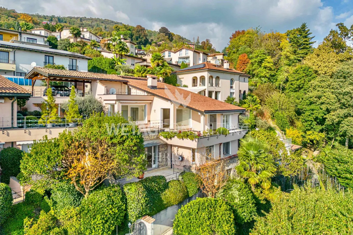Villa elegante a Lugano-Neggio con vista libera sul lago di Lugano... - Foto 1 di 11