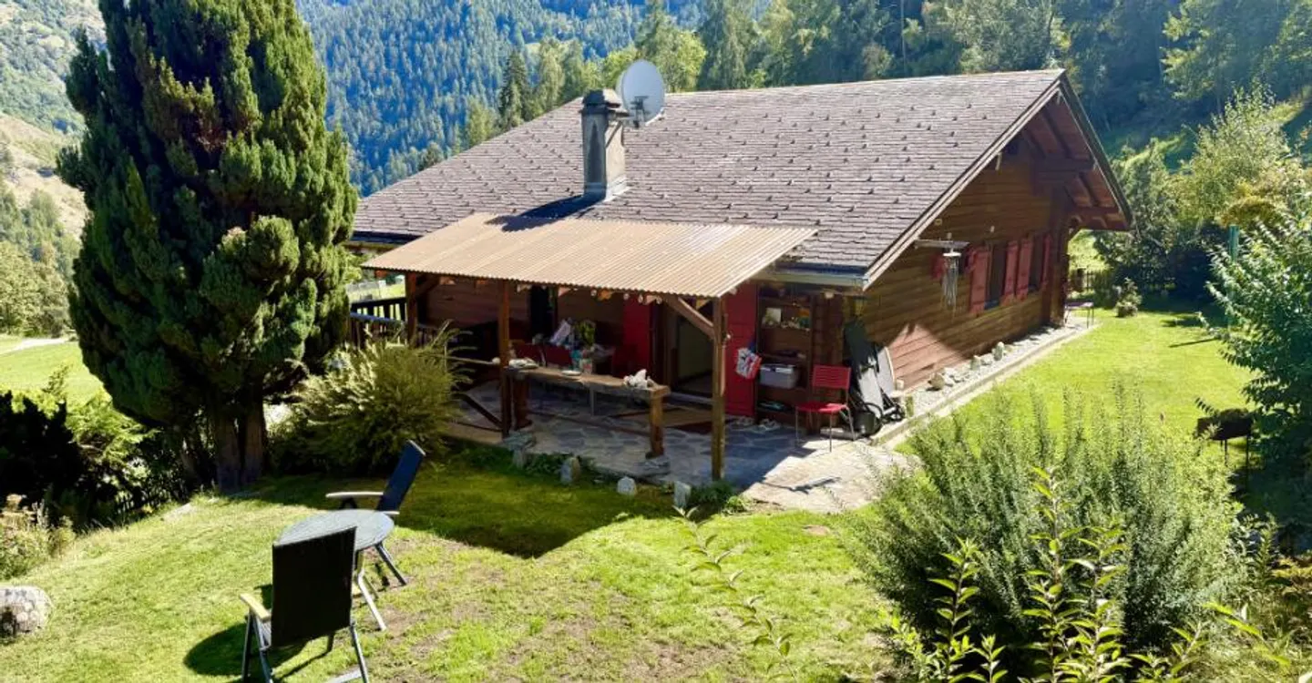 INDIVIDUAL CHALET WITH EXCEPTIONAL VIEW AND NO OVERLOOK IN BASSE NENDAZ - Photo 1 of 12