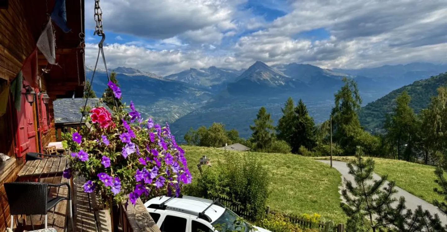 INDIVIDUAL CHALET WITH EXCEPTIONAL VIEW AND NO OVERLOOK IN BASSE NENDAZ - Photo 5 of 12
