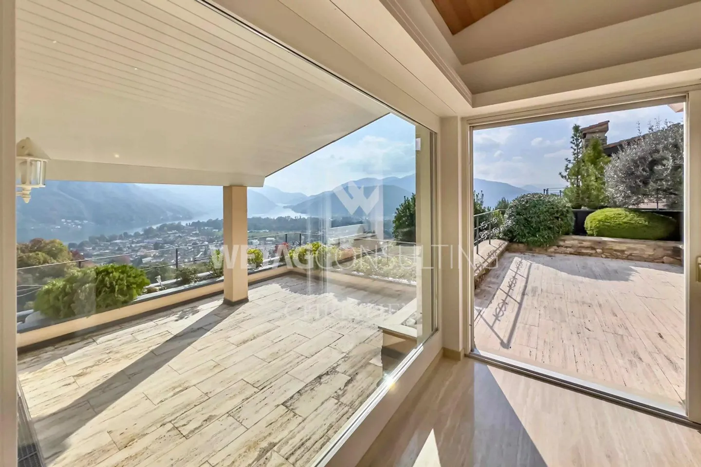 Villa elegante a Lugano-Neggio con vista libera sul lago di Lugano... - Foto 5 di 11