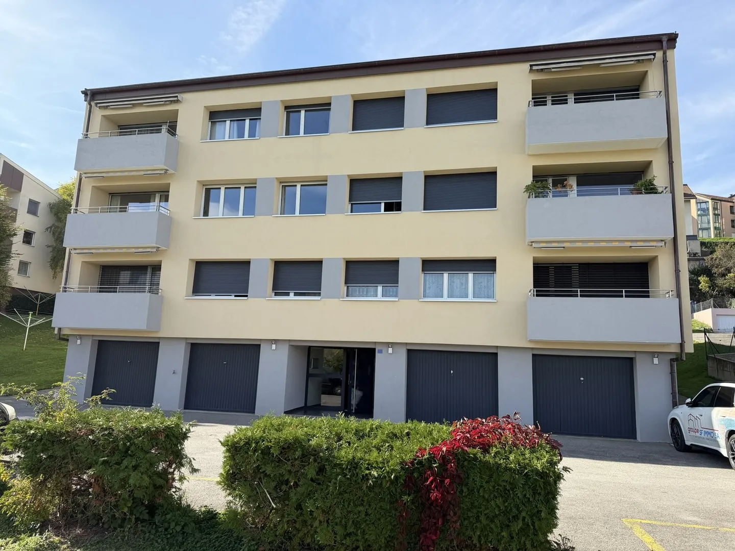 Charming and bright 3.5-room apartment with a view and large garage - Photo 1 of 13