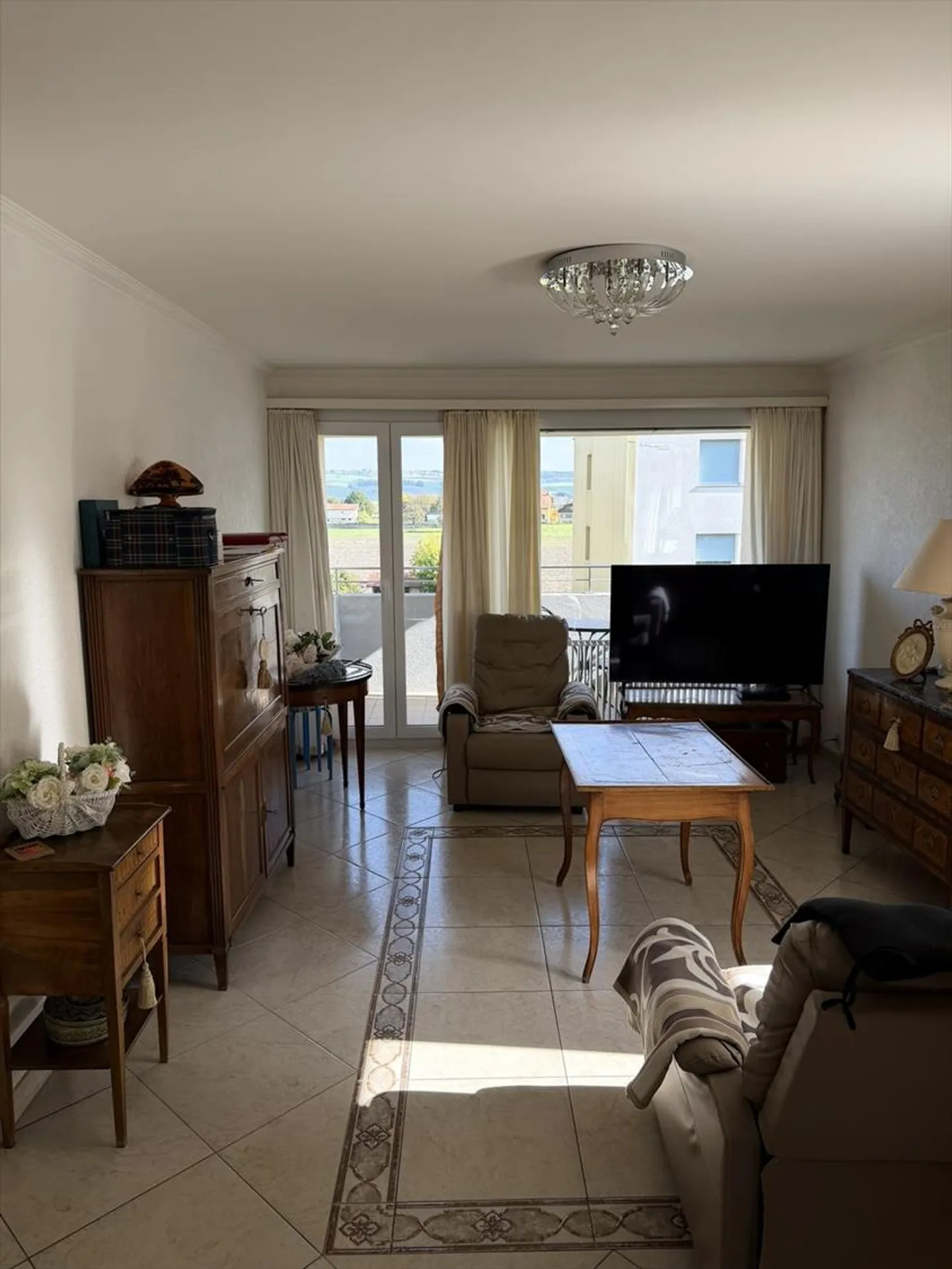 Charming and bright 3.5-room apartment with a view and large garage - Photo 2 of 13