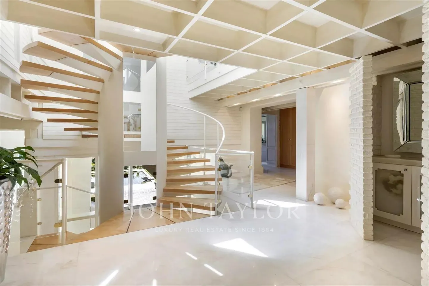 House with 13 rooms - Photo 1 of 13
