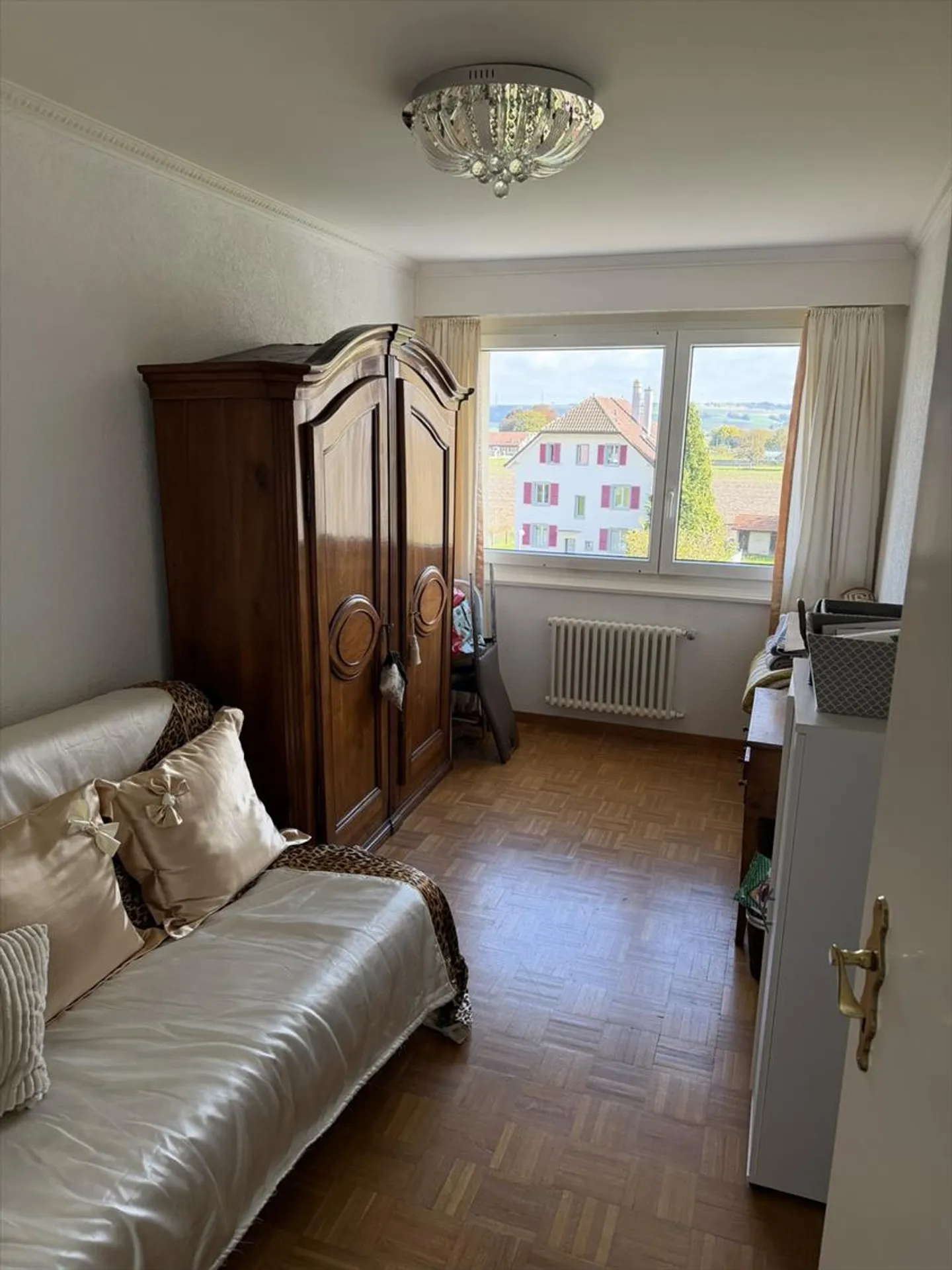 Charming and bright 3.5-room apartment with a view and large garage - Photo 7 of 13