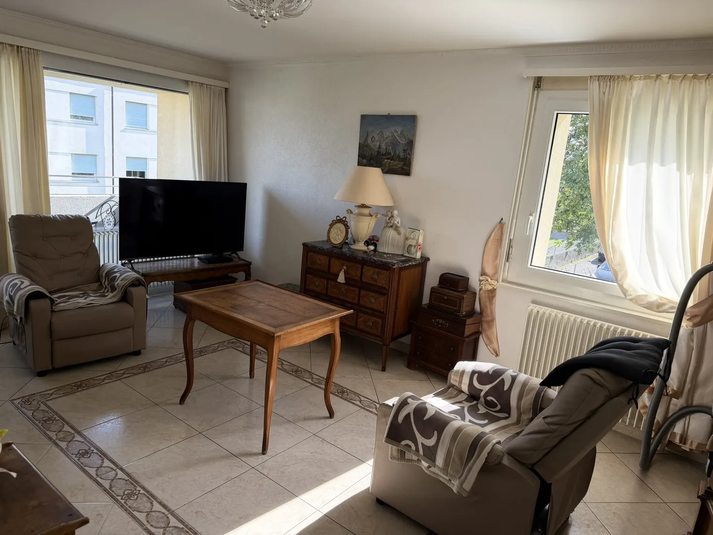 Charming and bright 3.5-room apartment with a view and large garage - Photo 8 of 13