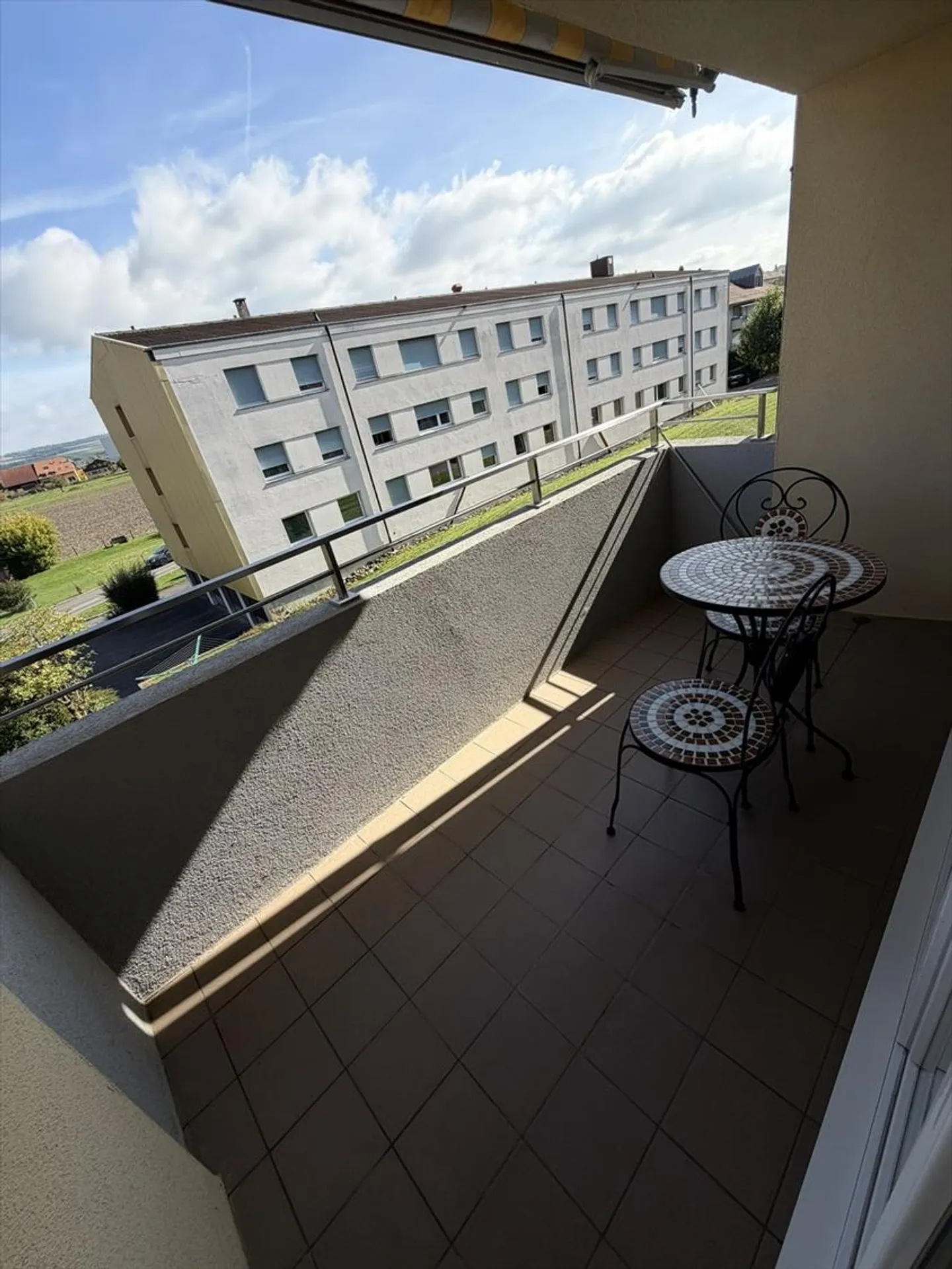 Charming and bright 3.5-room apartment with a view and large garage - Photo 9 of 13