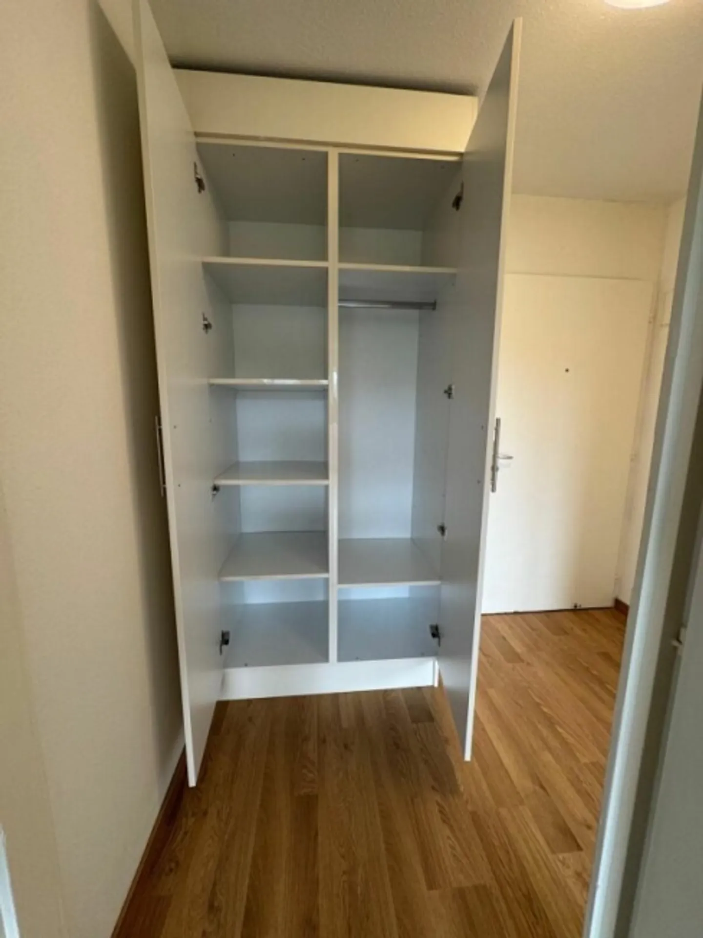 Pleasant and well-kept 2-room apartment with beautiful view - Photo 2 of 11
