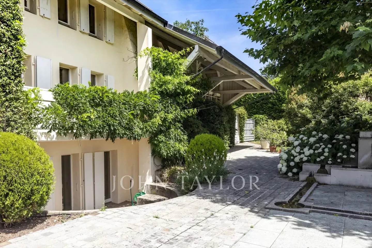 House with 13 rooms - Photo 2 of 13