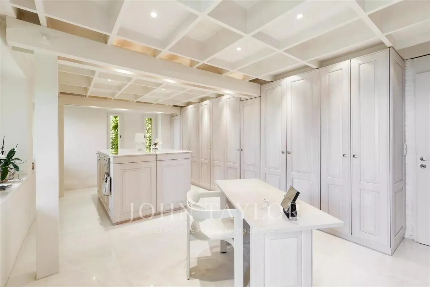 House with 13 rooms - Photo 7 of 13