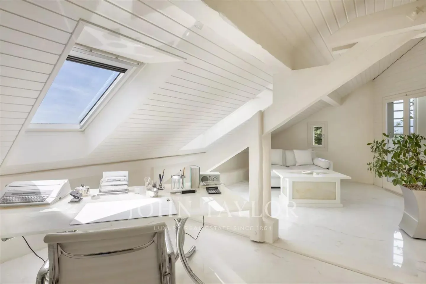 House with 13 rooms - Photo 9 of 13