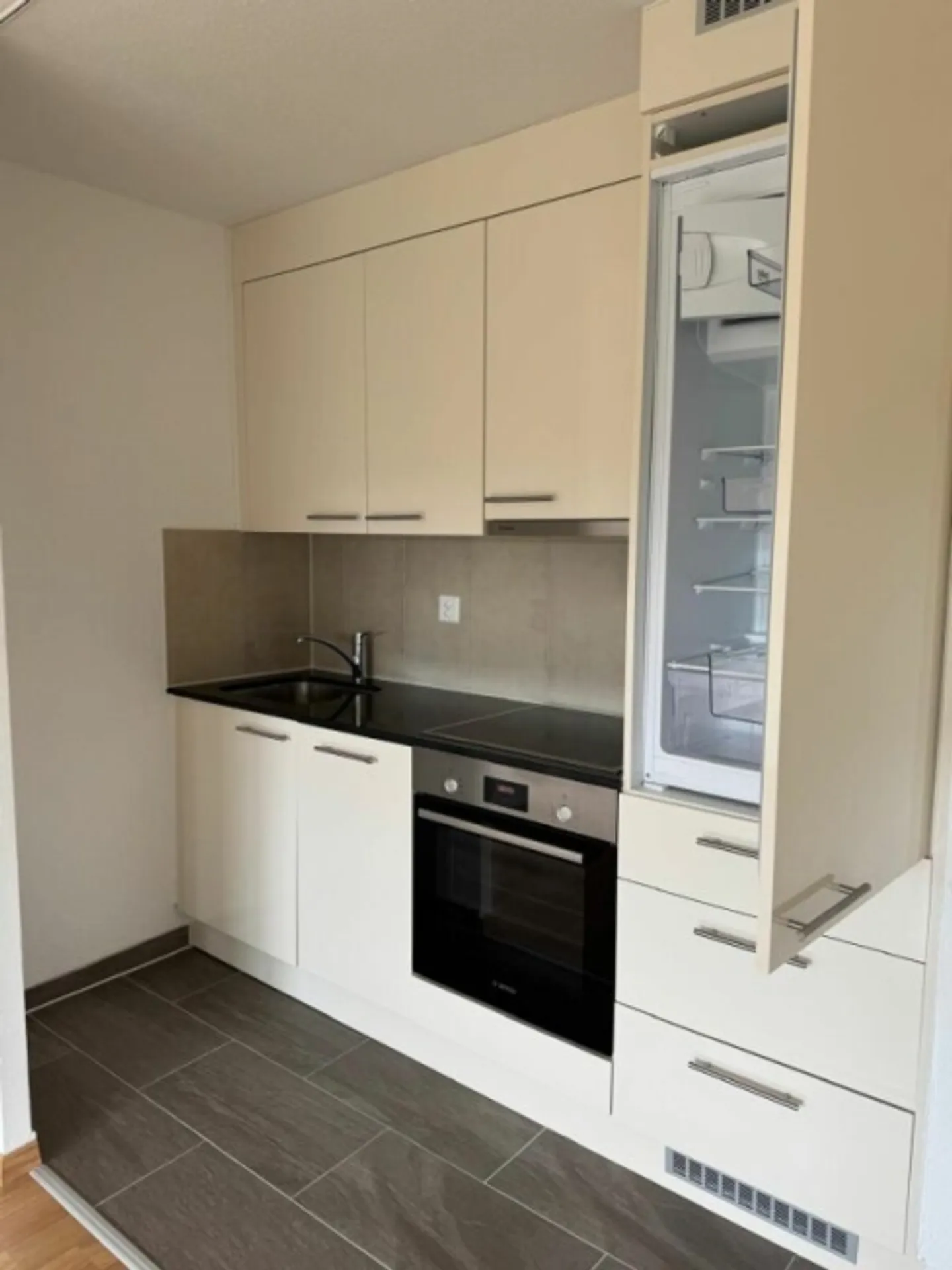 Pleasant and well-kept 2-room apartment with beautiful view - Photo 5 of 11