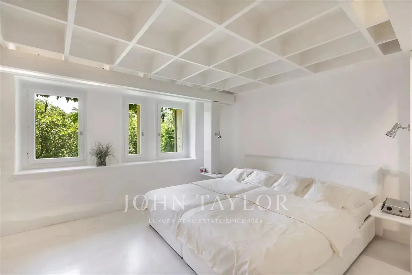 House with 13 rooms - Photo 4 of 13