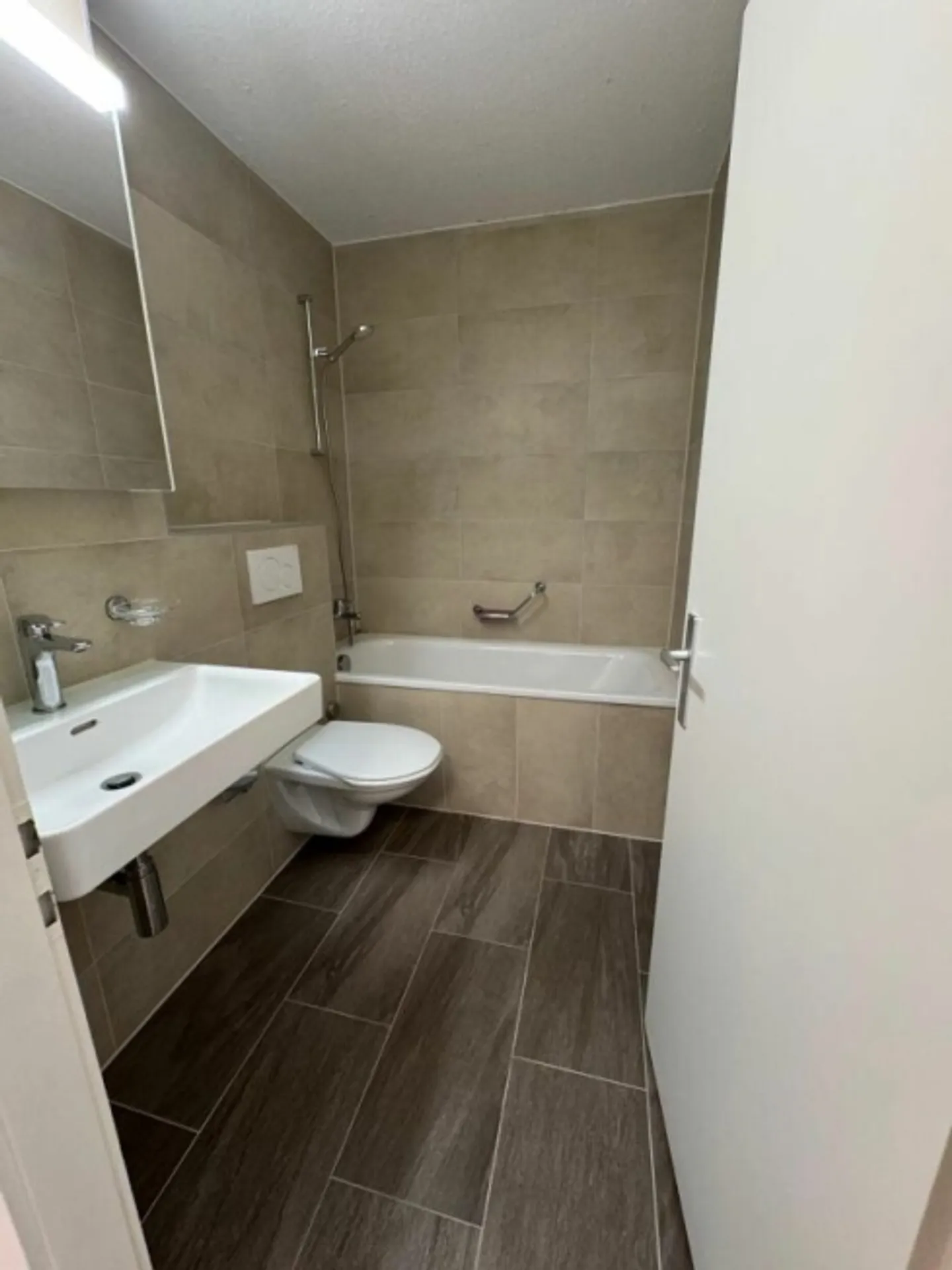 Pleasant and well-kept 2-room apartment with beautiful view - Photo 8 of 11