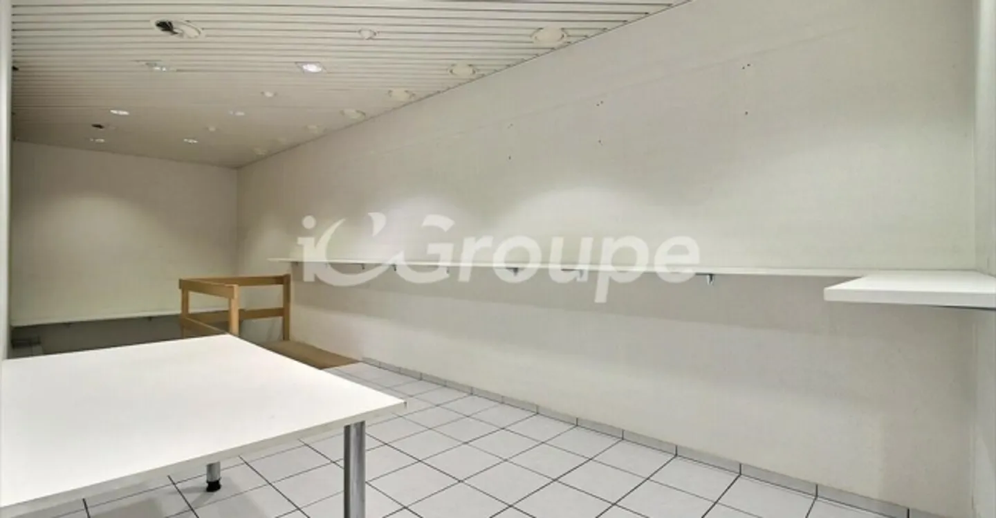 Mixed-use building for rent - Photo 1 of 10