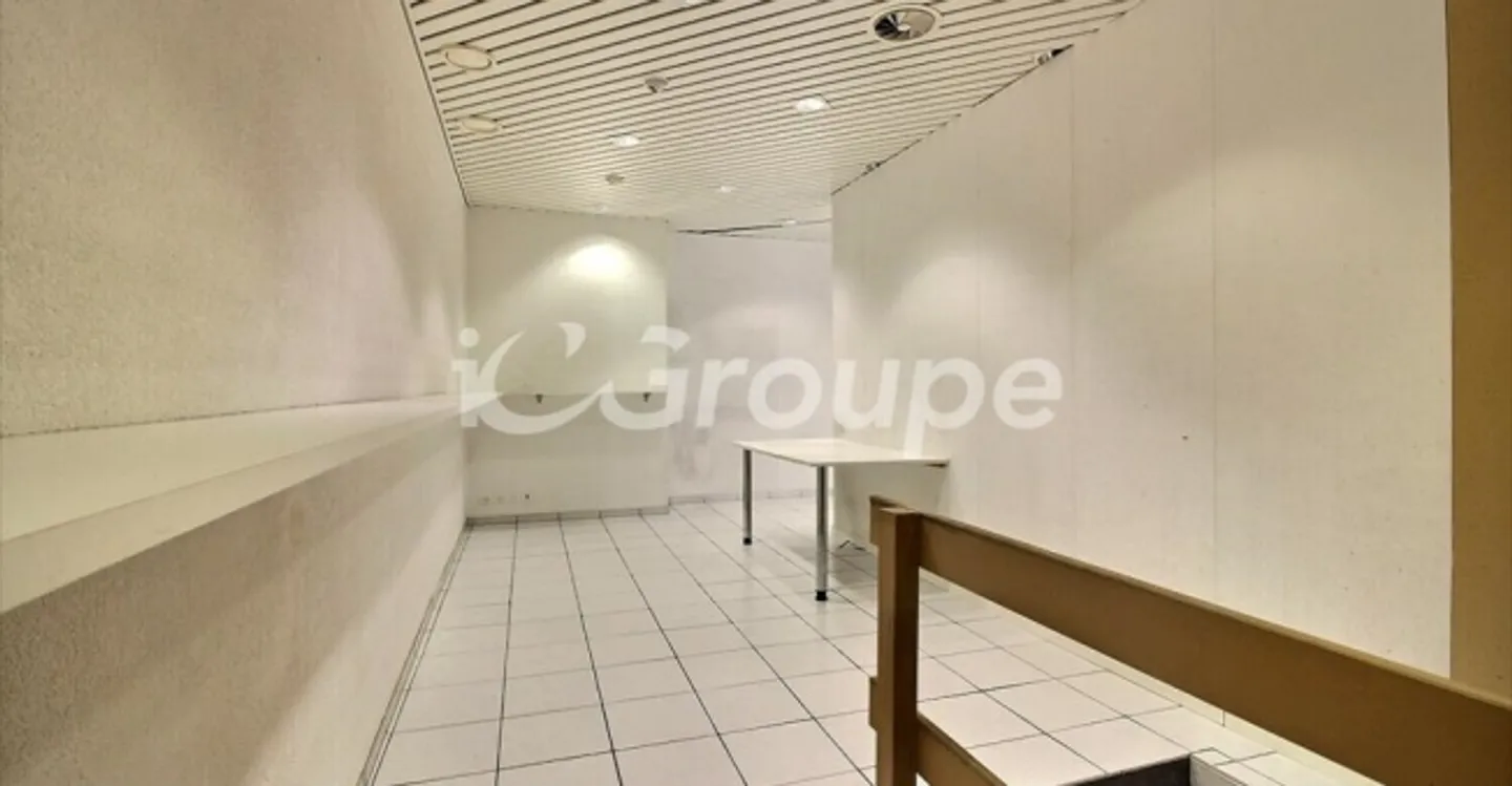 Mixed-use building for rent - Photo 2 of 10