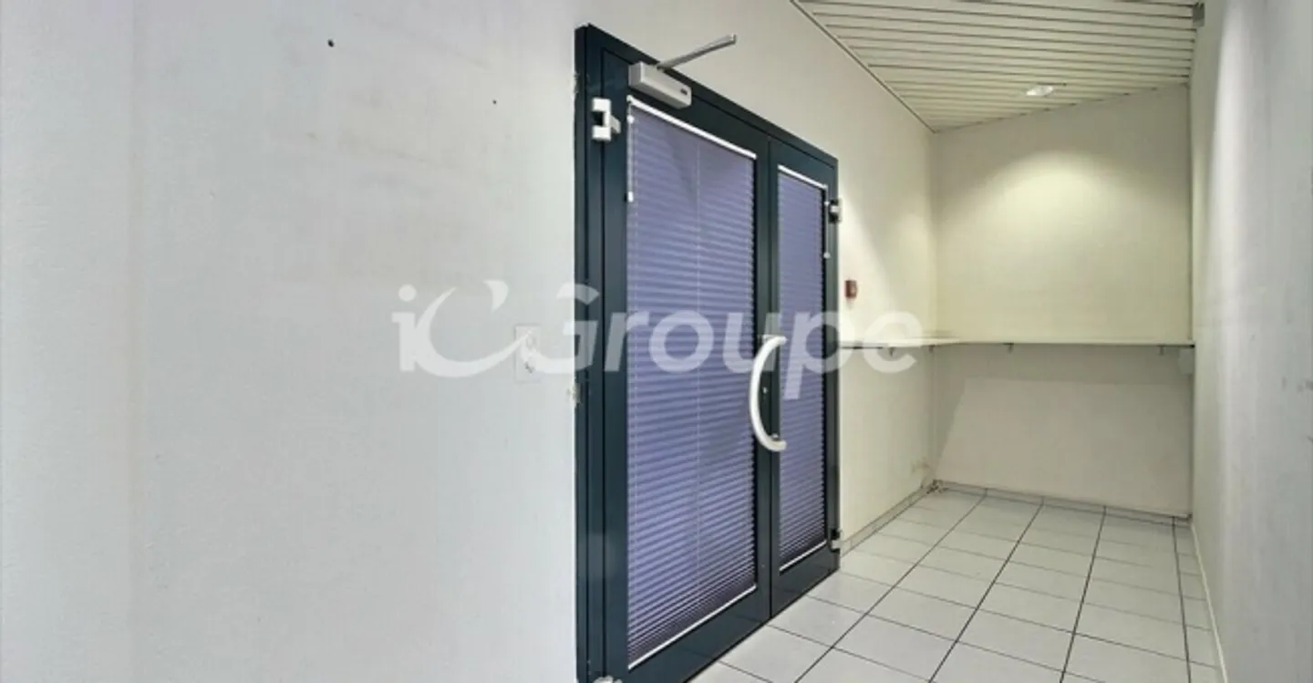 Mixed-use building for rent - Photo 3 of 10