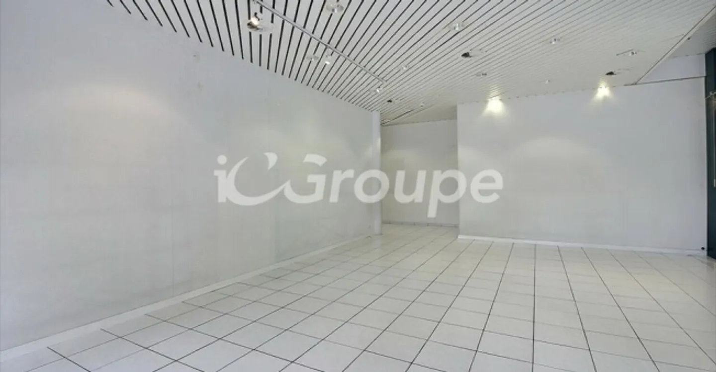 Mixed-use building for rent - Photo 8 of 10