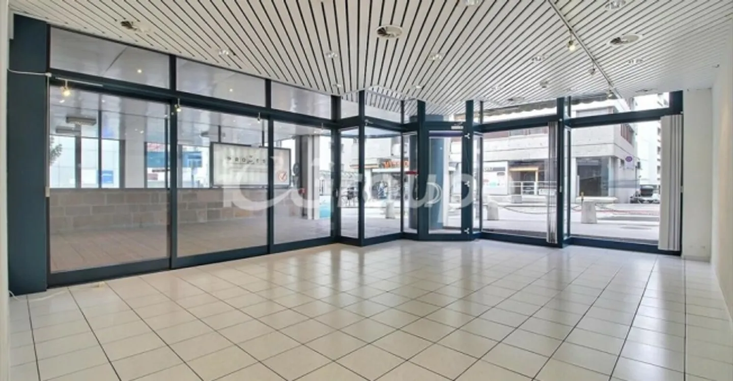 Mixed-use building for rent - Photo 9 of 10