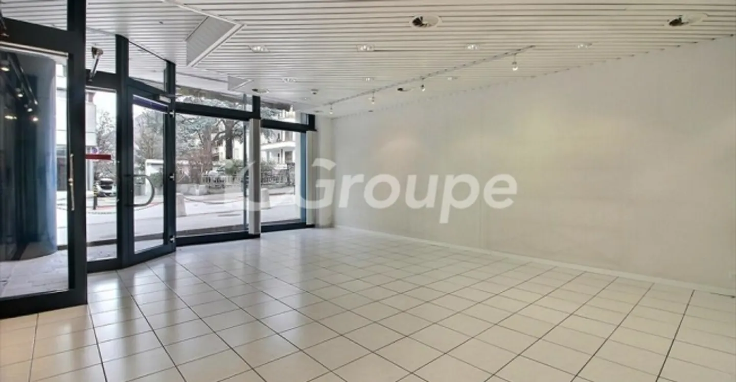 Mixed-use building for rent - Photo 10 of 10