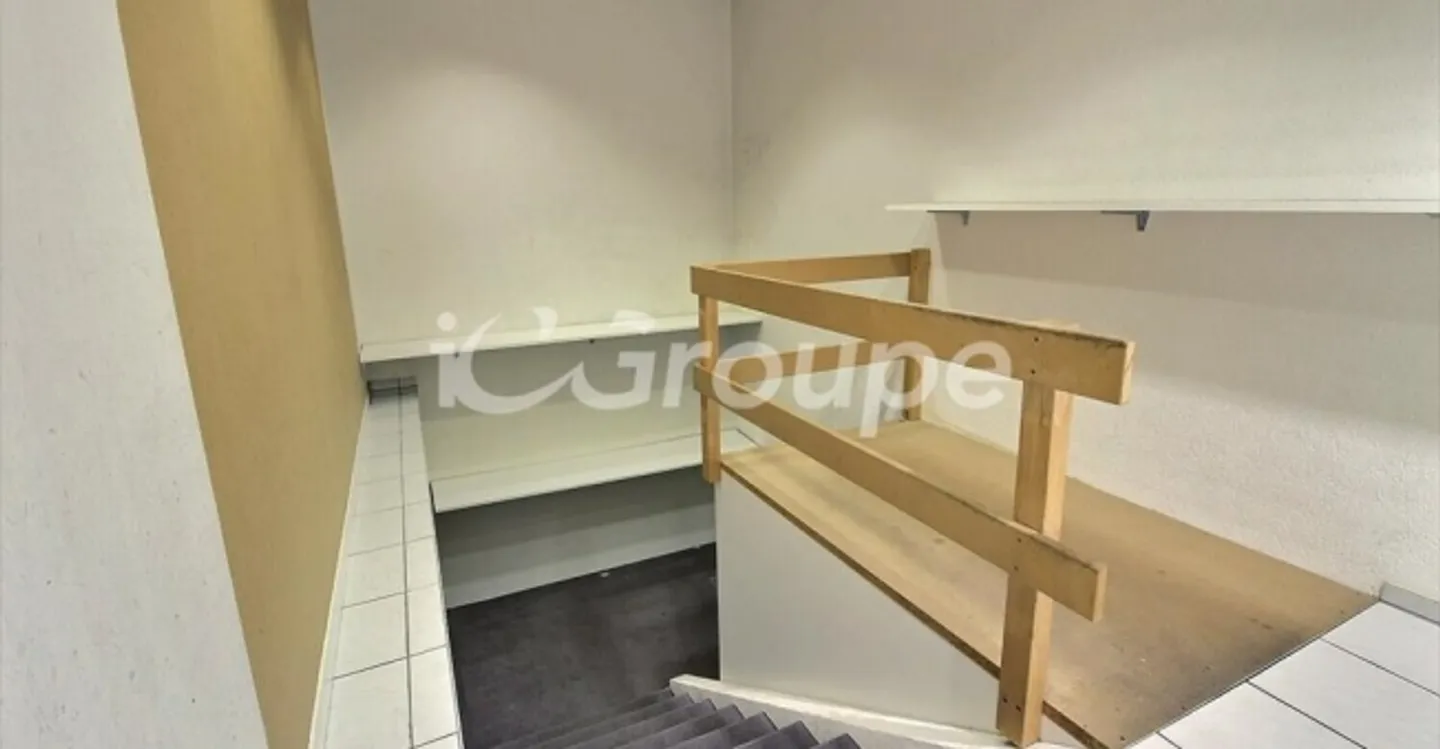 Mixed-use building for rent - Photo 5 of 10