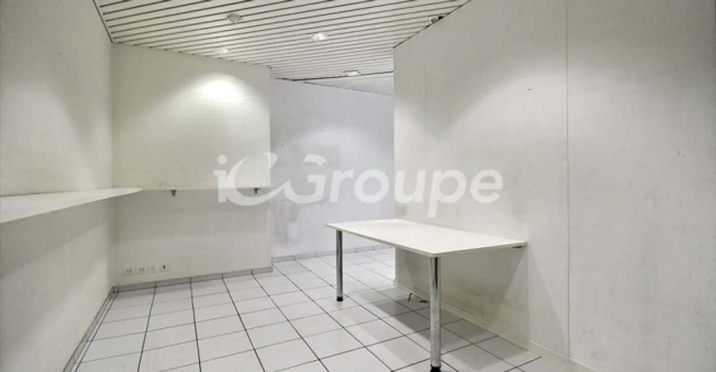 Mixed-use building for rent - Photo 6 of 10