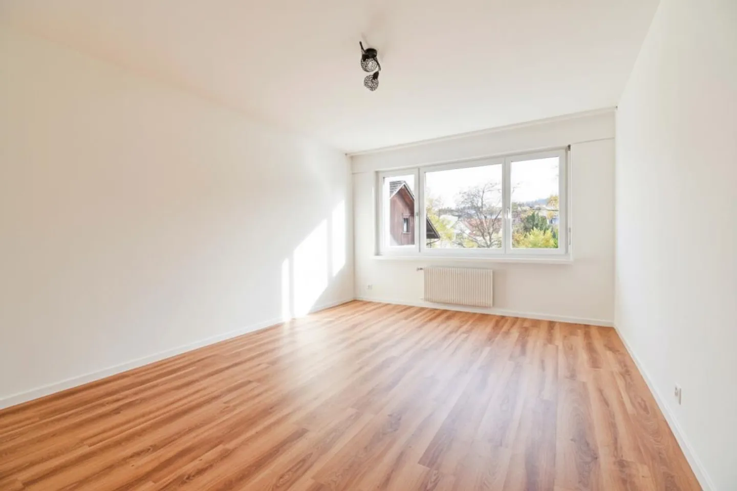 Helle, frisch renovierte 4-Zimmerwohnung mit Balkon und moderner Ausstattung - Photo 4 sur 8