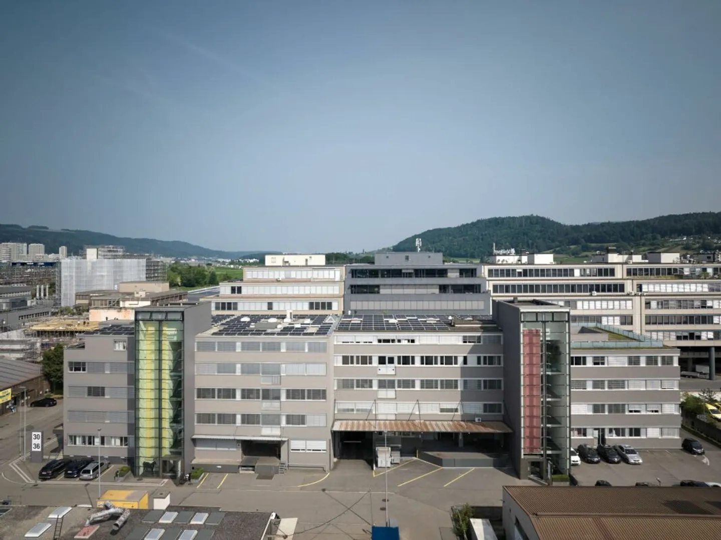 Votre nouveau site d'entreprise; 350 - 1'850 m2 de bureaux et d'espaces de services à louer (Fr. 120.00 m2) - Photo 1 sur 6