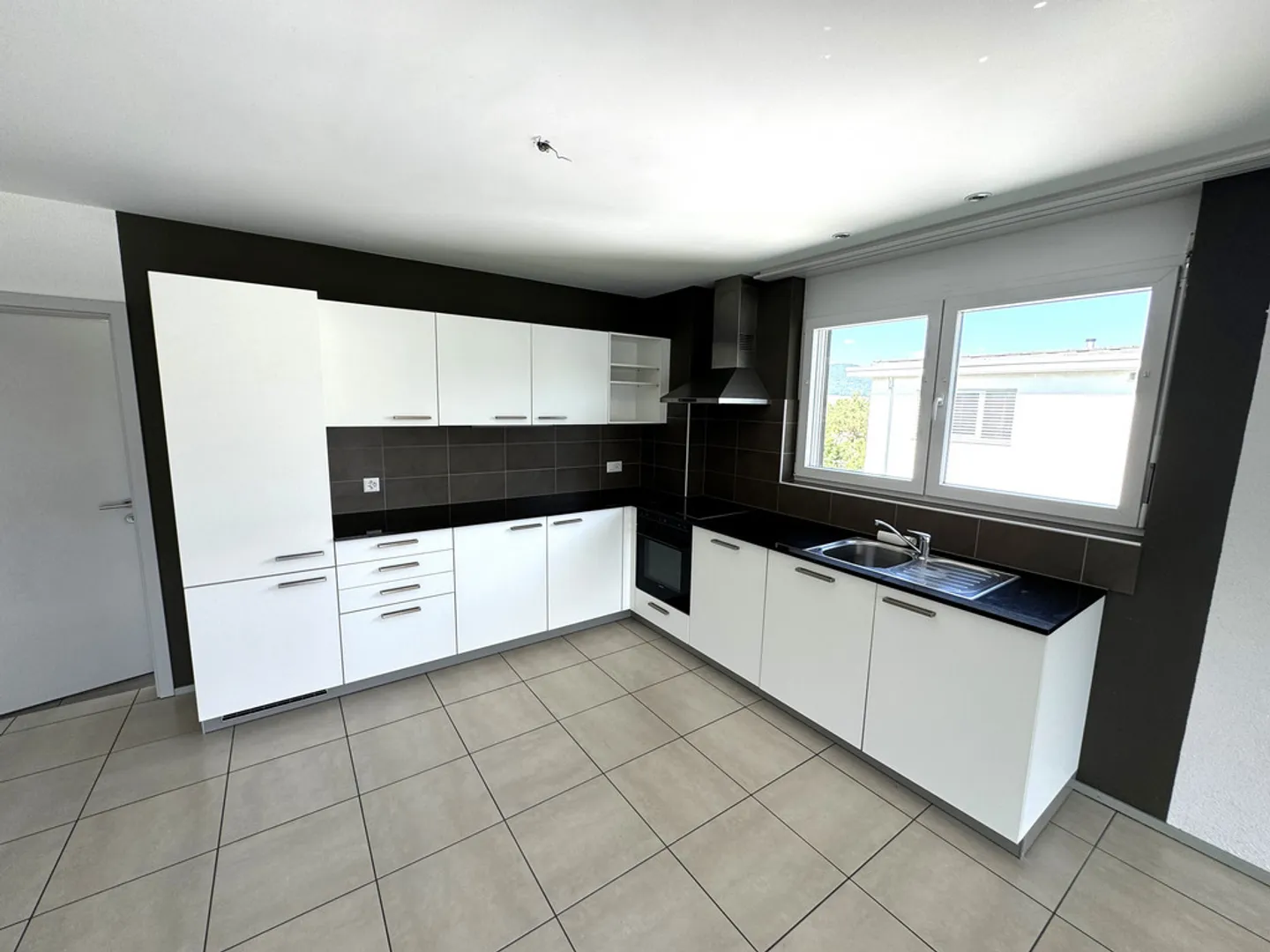 Appartement spacieux avec grande terrasse - Photo 4 sur 12