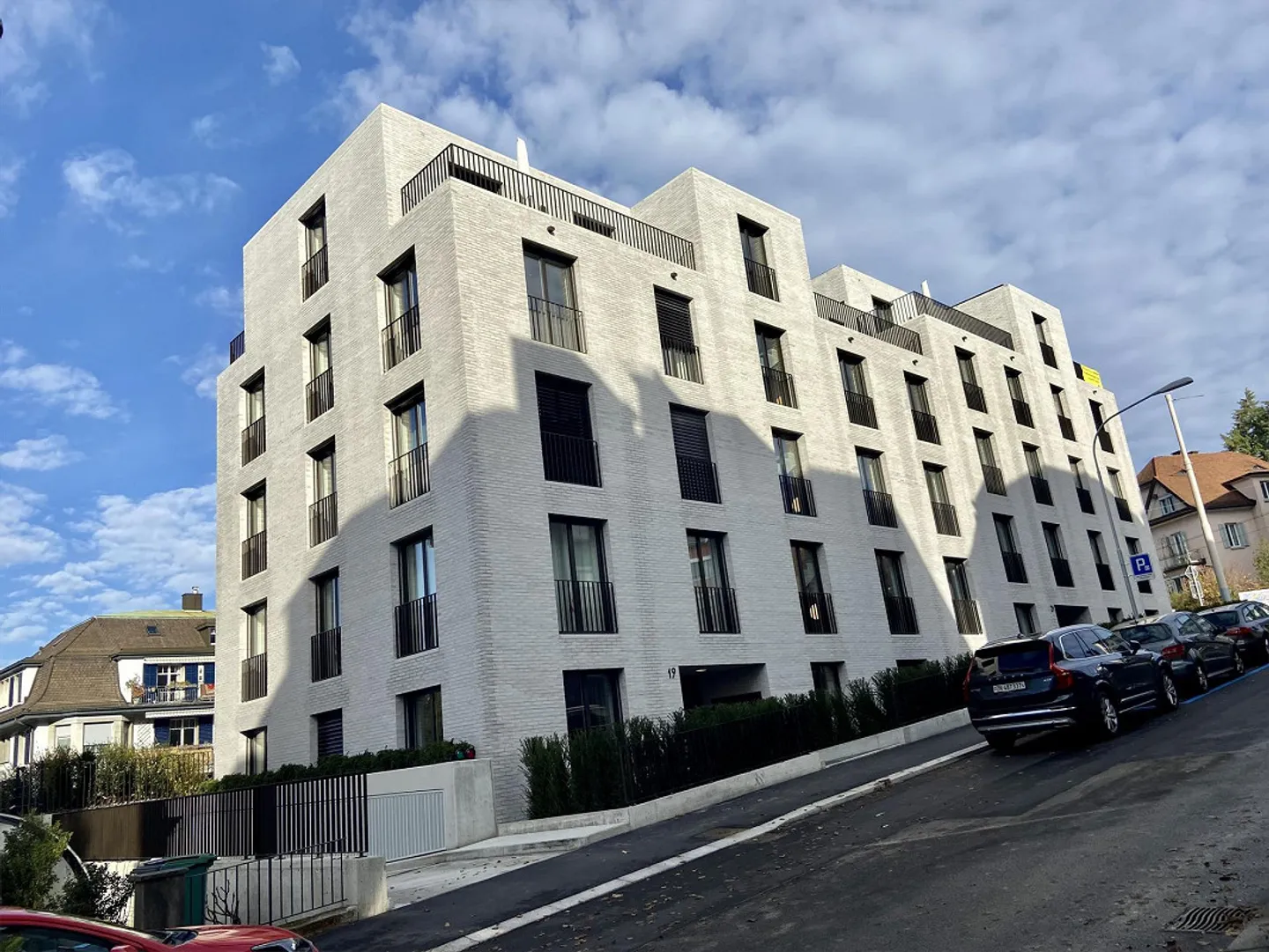 Appartement moderne de 3,5 pièces de haute qualité avec balcon dans un emplacement central - Photo 1 sur 10
