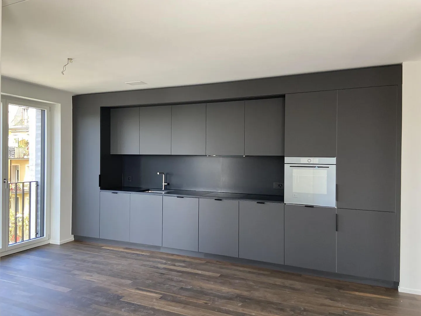 Appartement moderne de 3,5 pièces de haute qualité avec balcon dans un emplacement central - Photo 2 sur 10