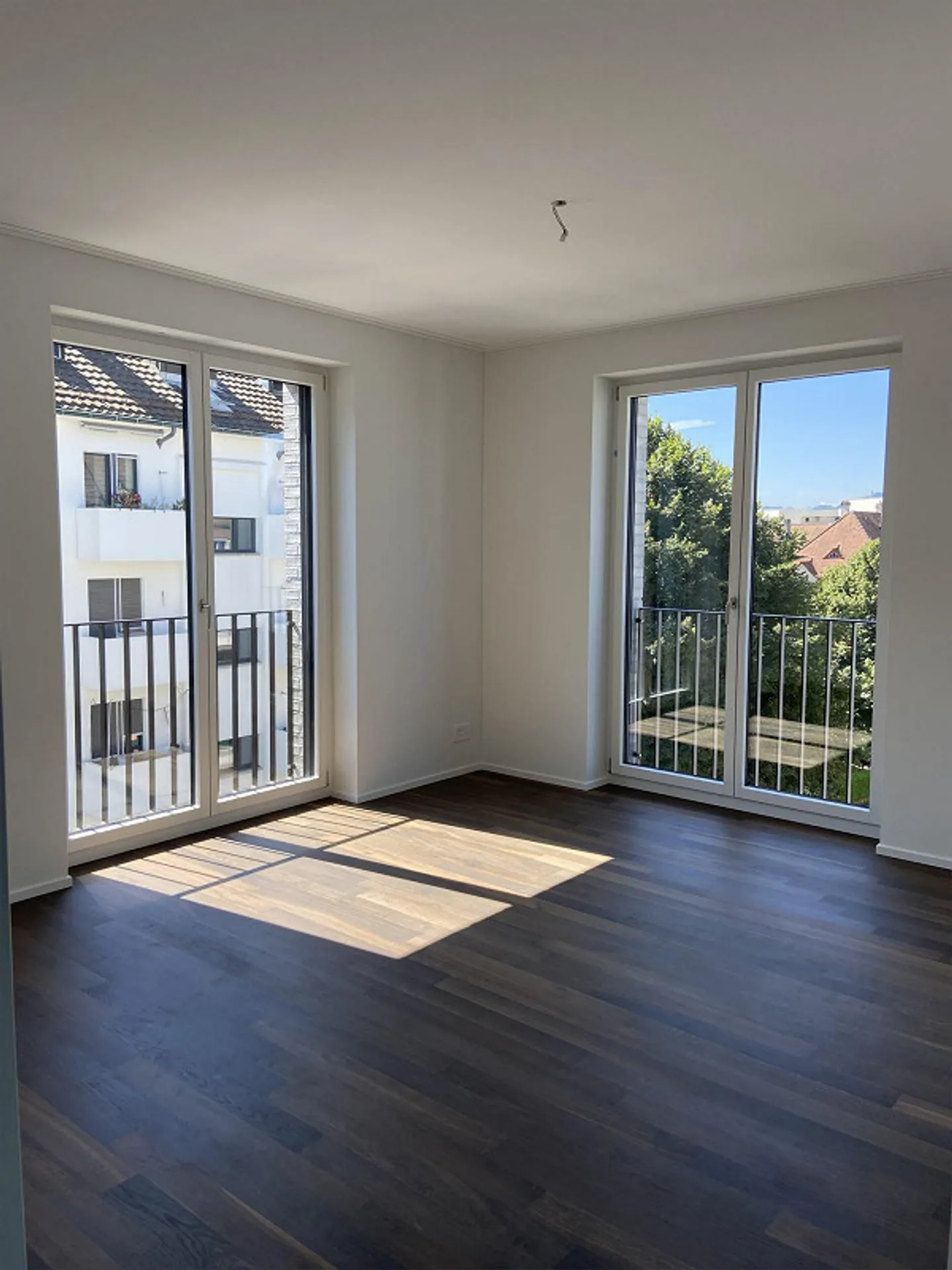 Appartement moderne de 3,5 pièces de haute qualité avec balcon dans un emplacement central - Photo 3 sur 10