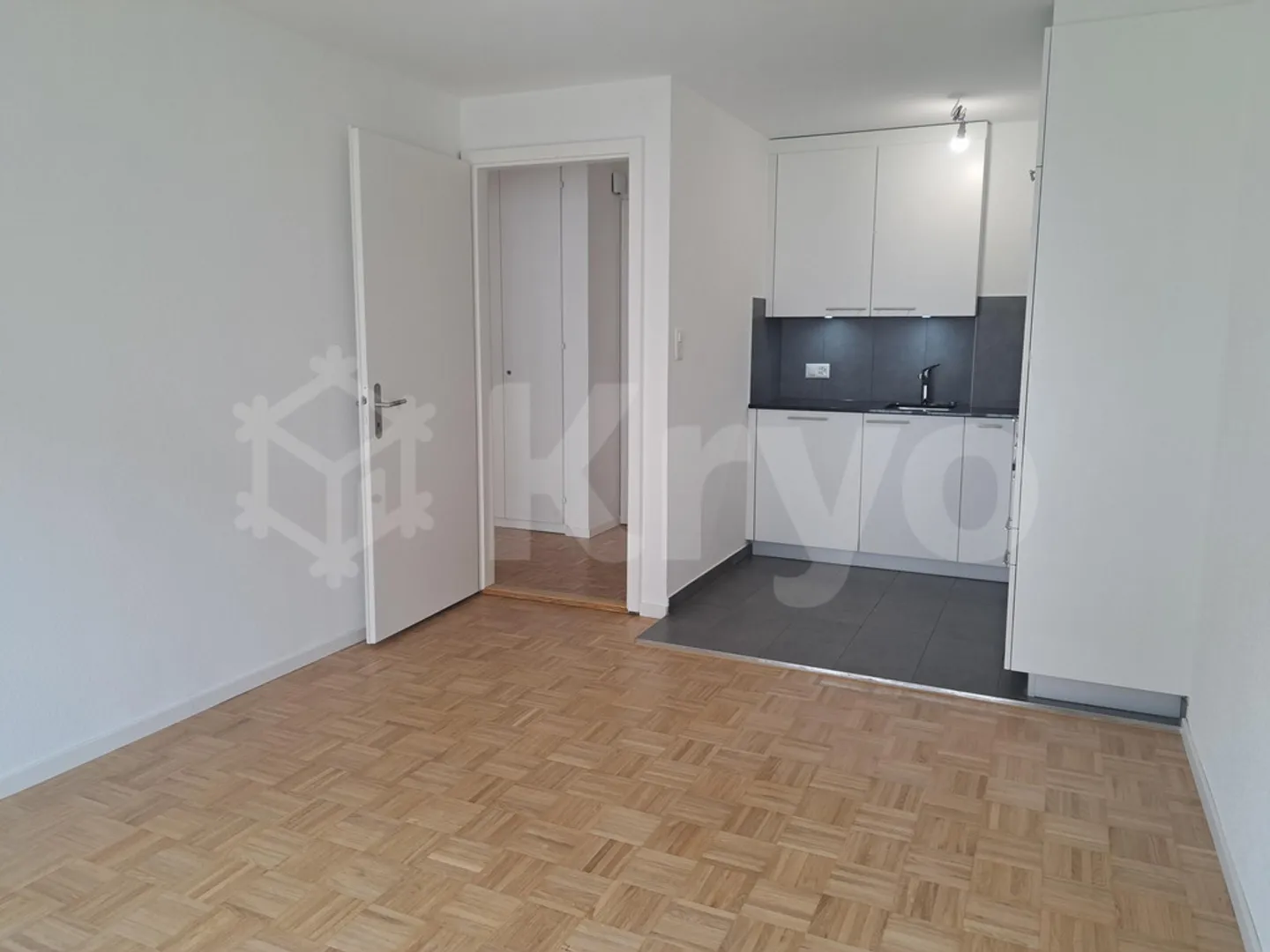 Bel appartement de 2 pièces rénové au 1er étage avec ascenseur - Photo 2 sur 6
