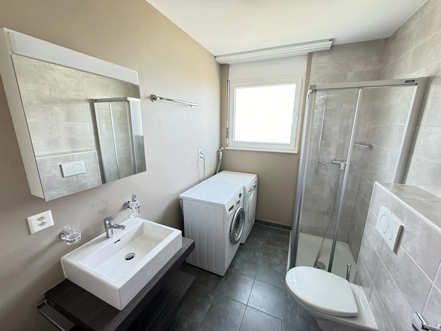 Appartement spacieux avec grande terrasse - Photo 10 sur 12