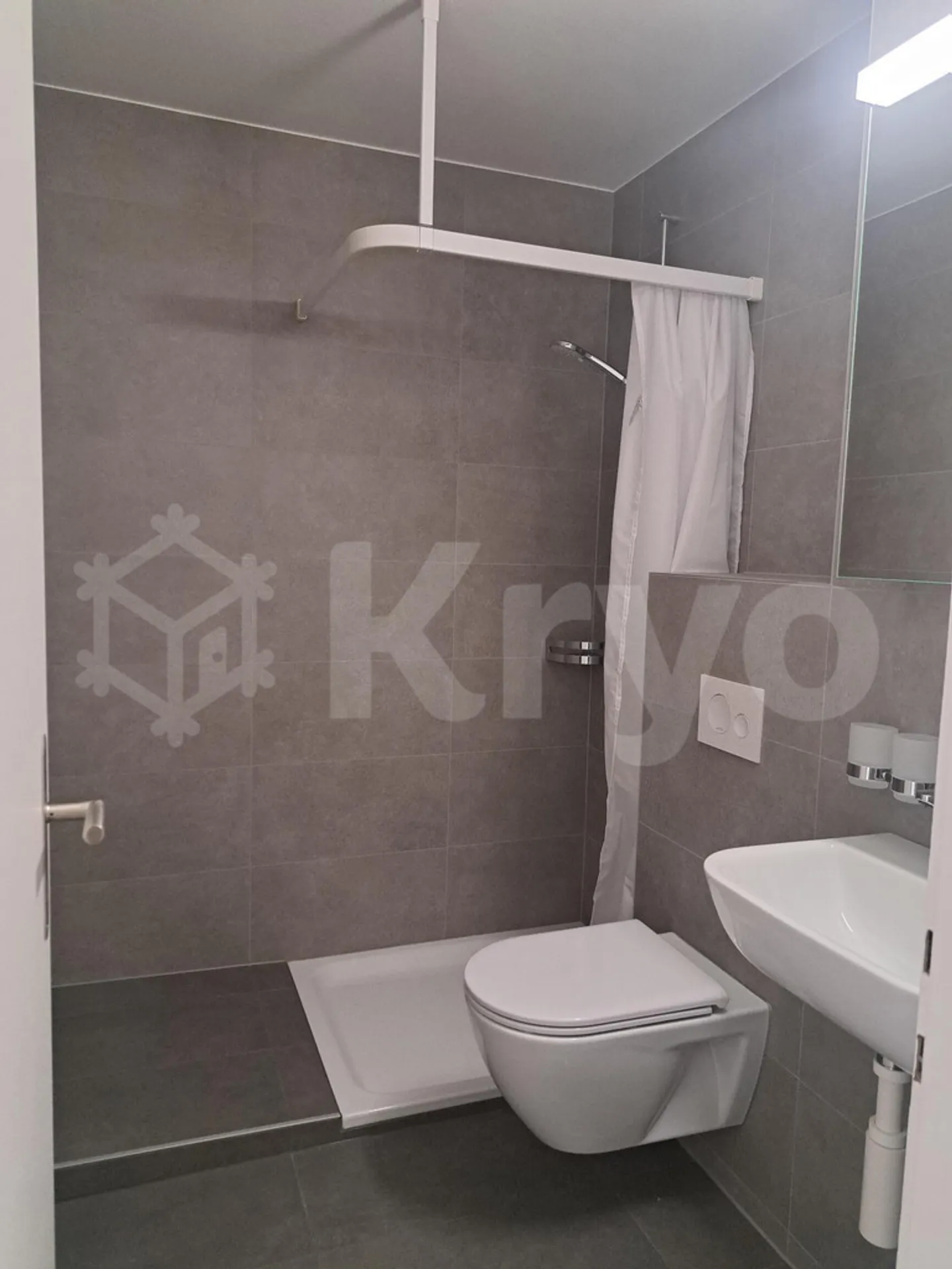 Bel appartement de 2 pièces rénové au 1er étage avec ascenseur - Photo 5 sur 6