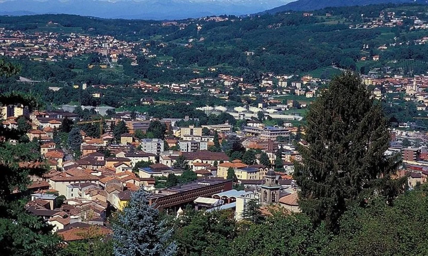 «4.5 Zimmer Villa, Vendesi casa bifamiliare Mendrisio,» - Foto 1 di 1