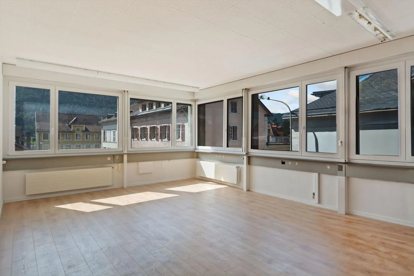St-Imier, Office / Cabinet ideally located, area from 27m2 - Photo 1 of 13