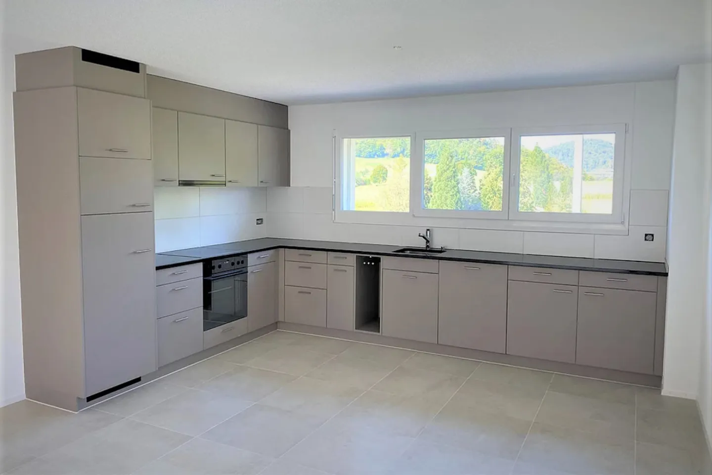 Appartement spacieux de 4,5 pièces au 1er étage avec balcon - Photo 1 sur 6
