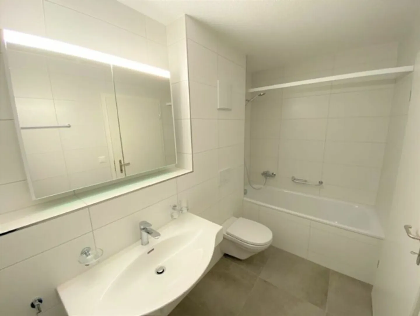 Appartement spacieux de 4,5 pièces au 1er étage avec balcon - Photo 5 sur 6